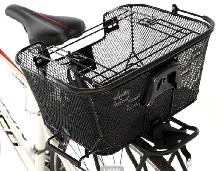 Panier sur un porte-bagage arrière de vélo.